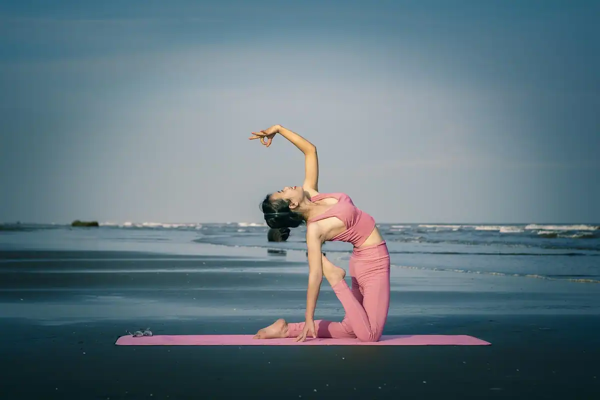 Saltea de yoga și gantere așezate în sufragerie, văzute de sus, pentru exerciții cu greutatea corpului