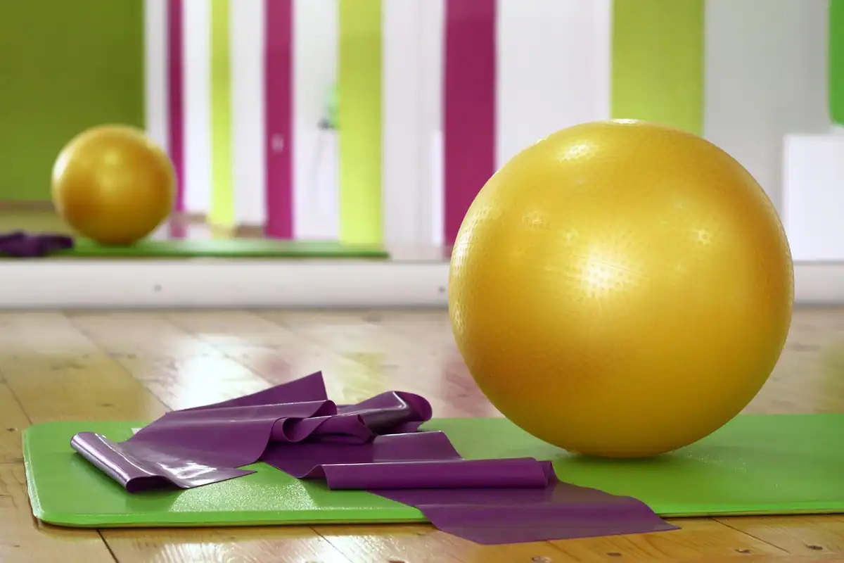 Bandă elastică de rezistență pentru exerciții acasă, folosită într-un antrenament fără aparate