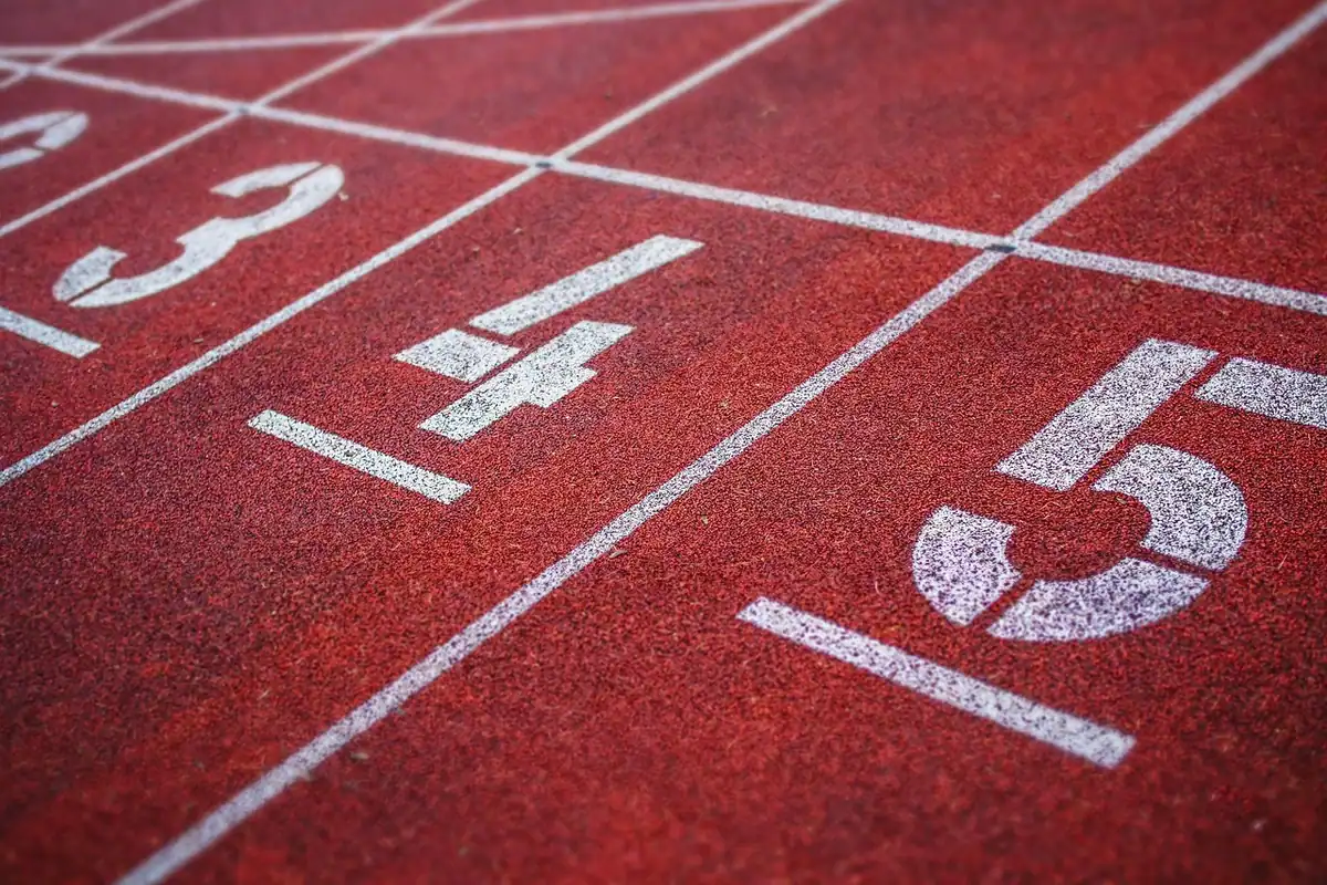 Culoare de alergare pe o pistă de atletism, văzute de aproape, pentru antrenamente pe intervale