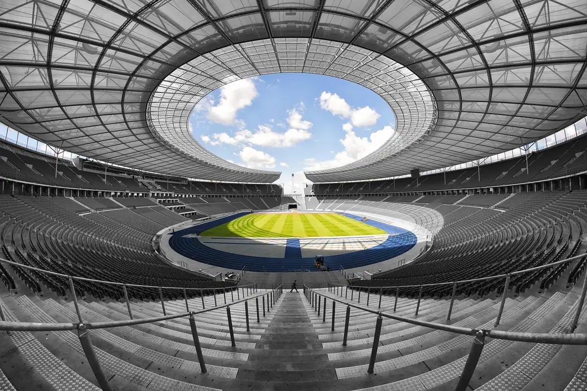 Scări goale de stadion în lumina dimineții, loc pentru repetări de efort și pauze scurte