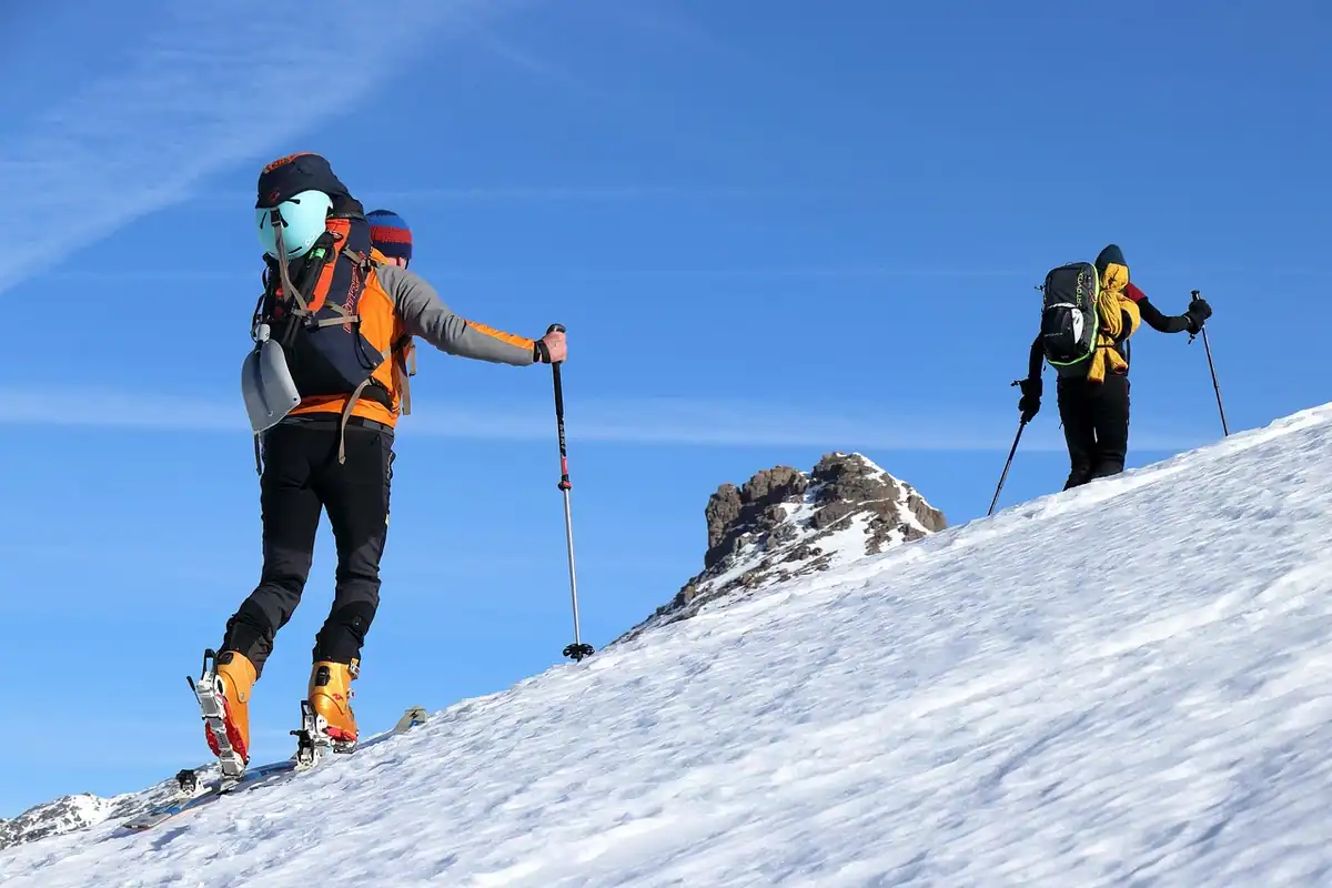 Bețe de trekking sprijinite de o stâncă, pregătite pentru o drumeție pe munte