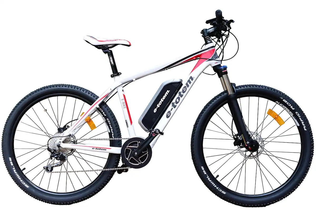 Cadrul unei biciclete electrice cu bateria și motorul vizibile, pe fundal alb