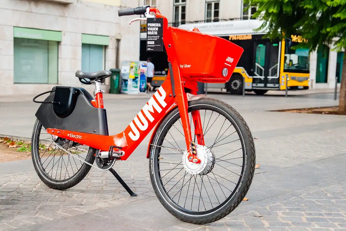 Bicicletă electrică parcată pe o stradă din oraș, folosită pentru deplasări urbane zilnice
