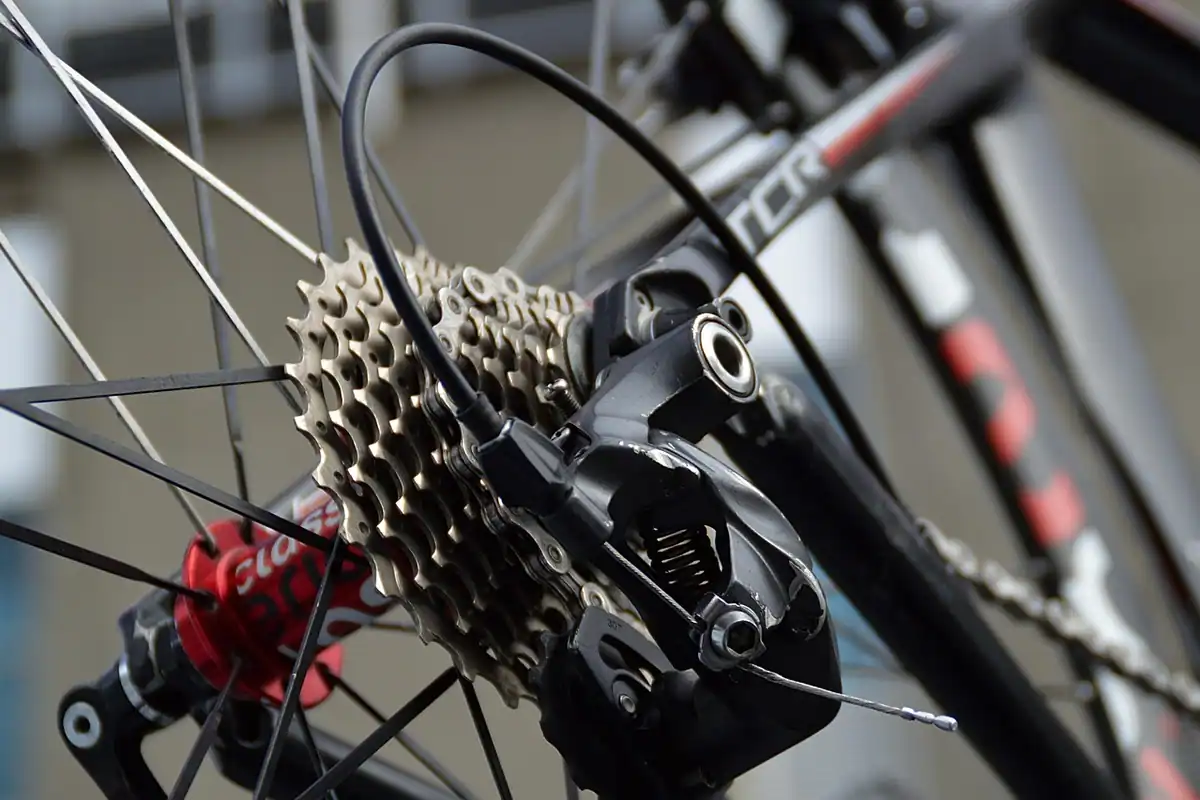 Lanț și casetă de pinioane de la roata din spate a unei biciclete, văzute de aproape