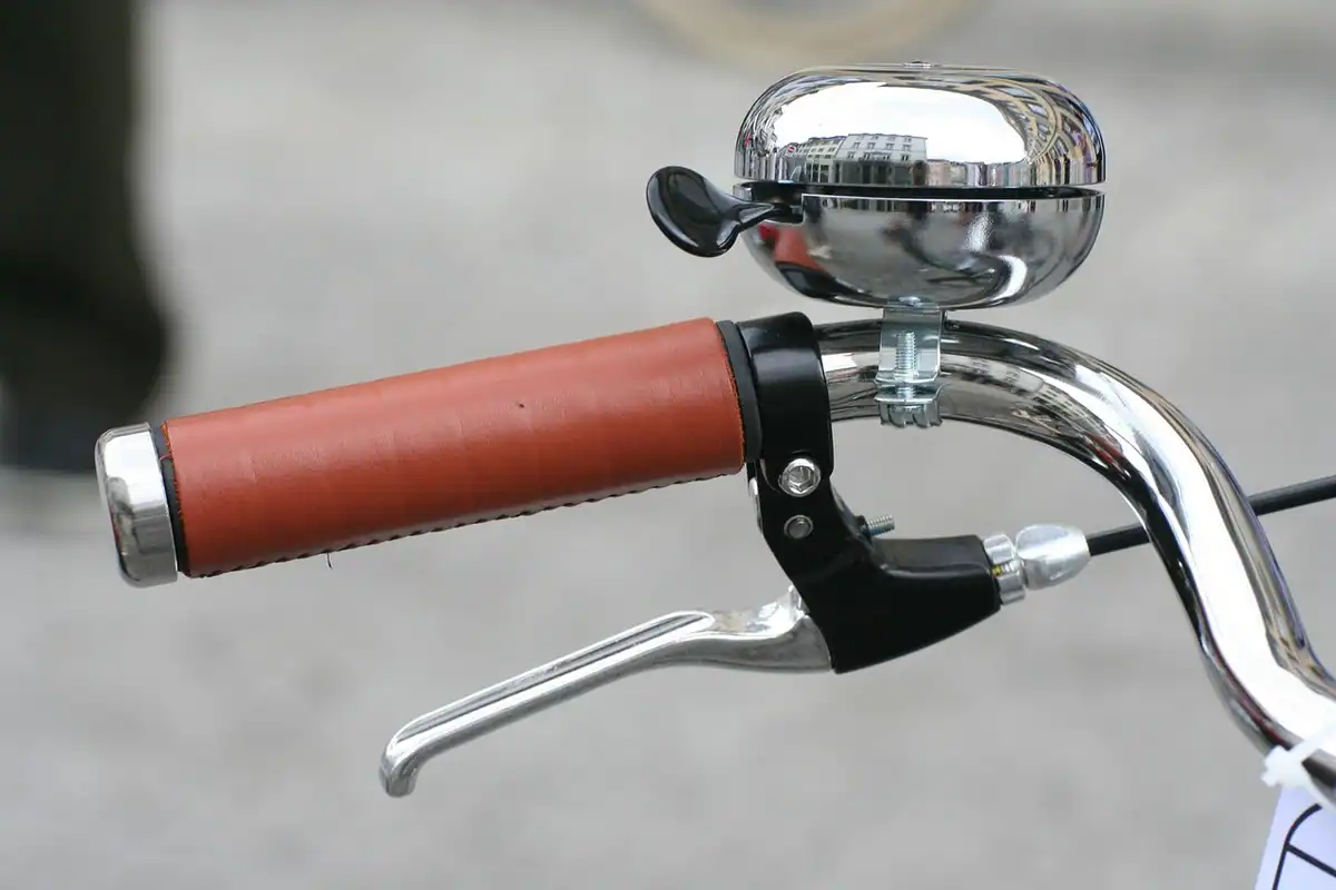 Manetă de frână de pe ghidonul unei biciclete, văzută de aproape, element important la frânare