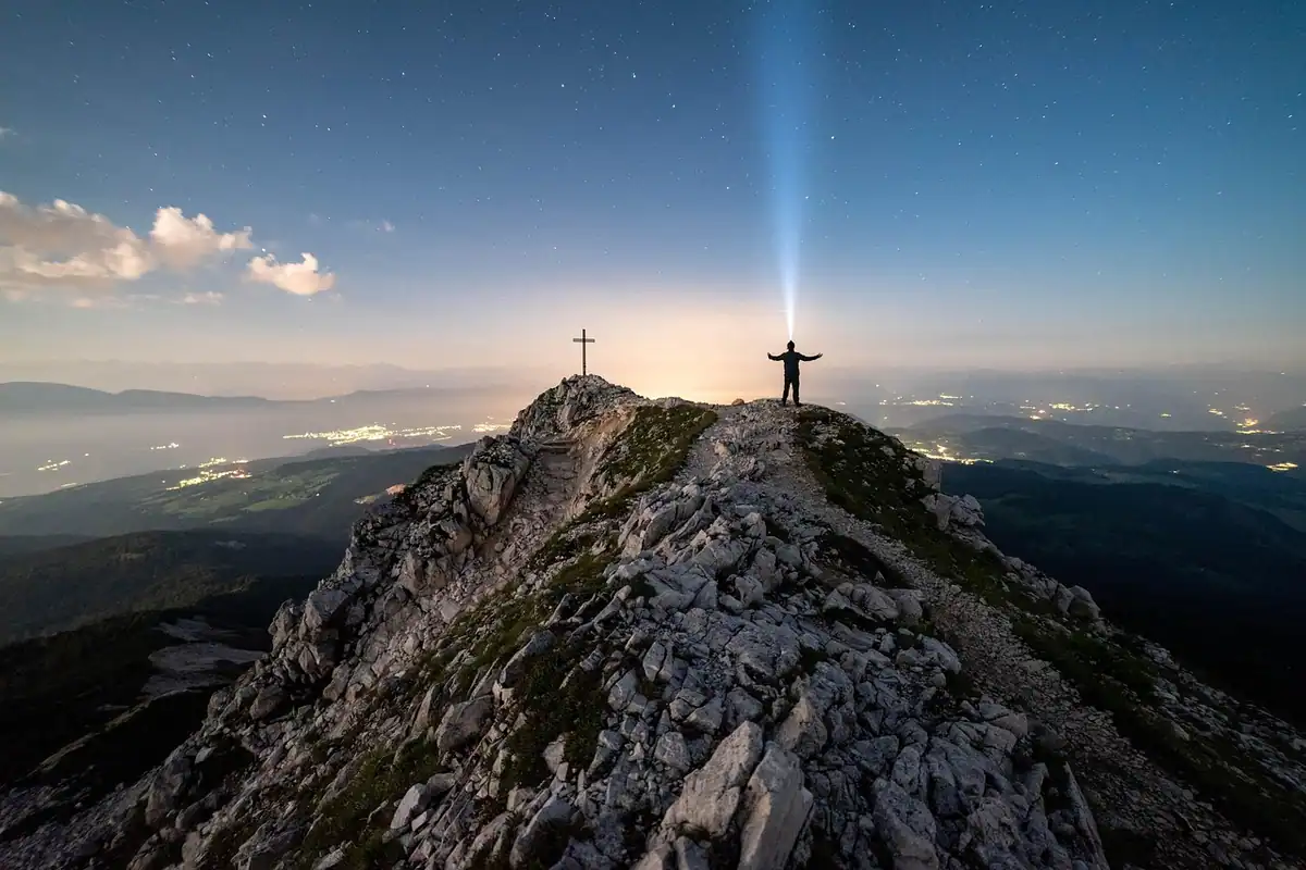 Lanternă frontală purtată pe o potecă la lăsarea serii, pentru vizibilitate pe traseu