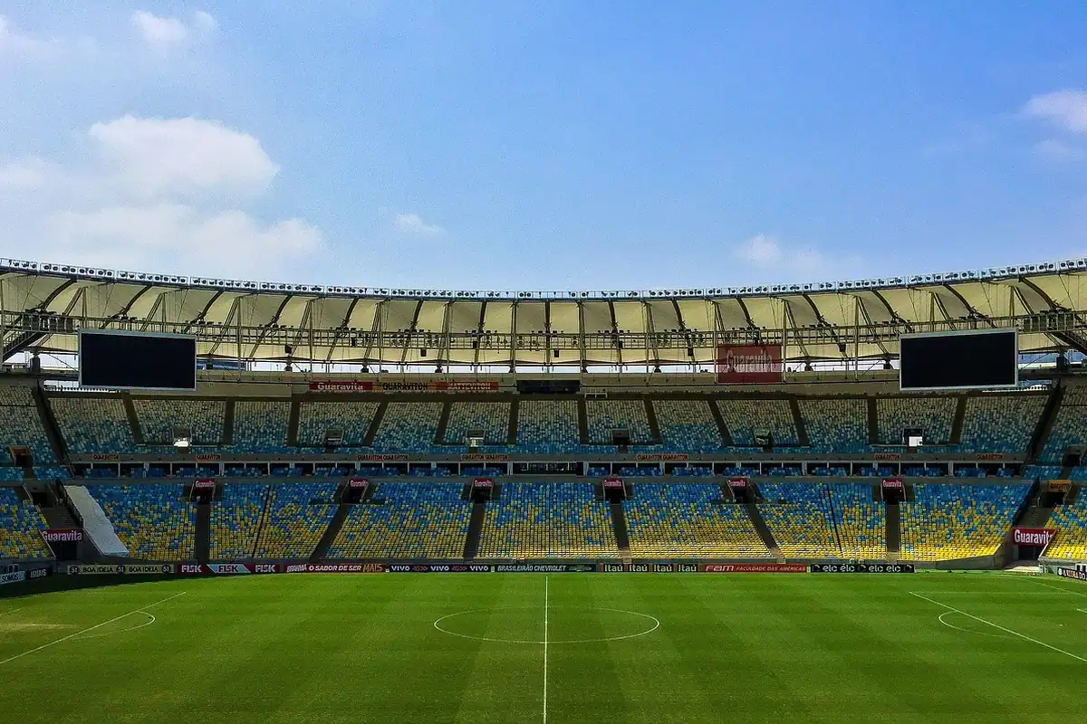 Tabelă de scor pe un stadion, cu meciul la egalitate, înainte de prelungiri