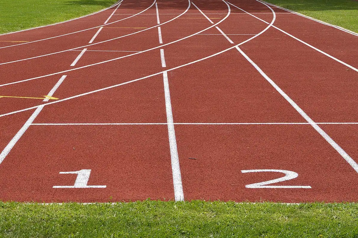 Linia de start a unei piste de atletism, cu culoarele numerotate