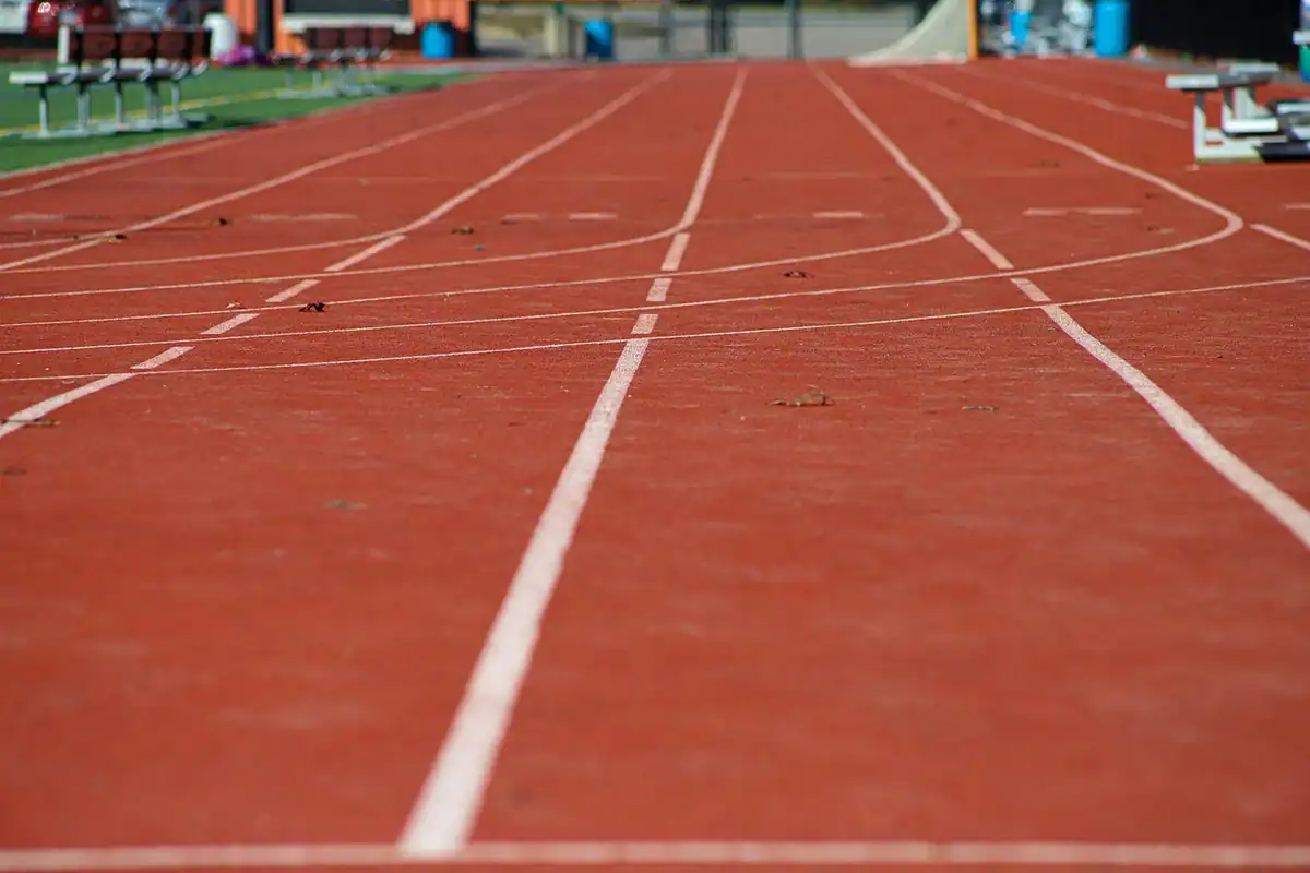 Culoarele curbe ale unei piste de atletism, văzute de aproape