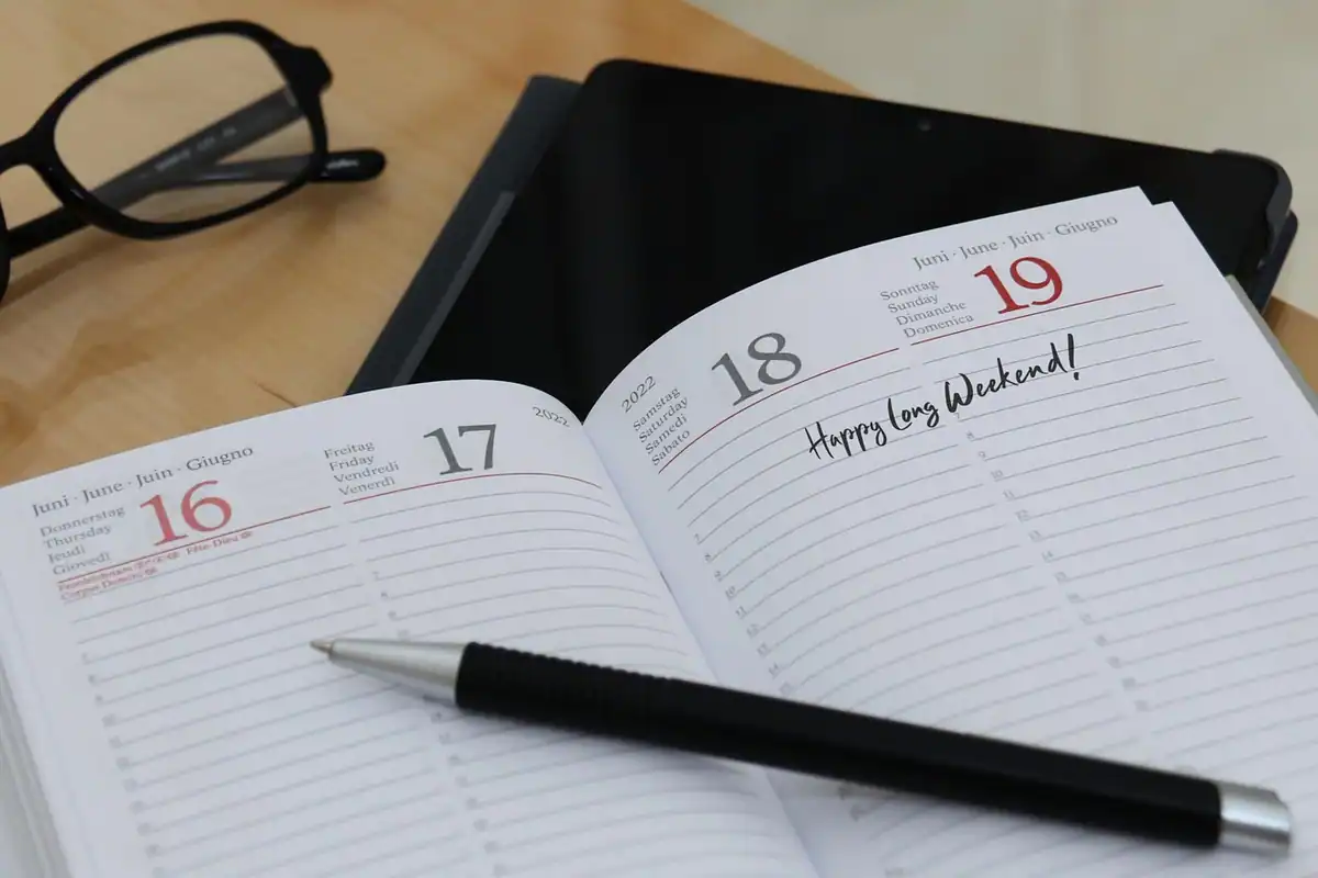 Calendar și pix pe un birou, pentru planificarea reluării treptate a sportului