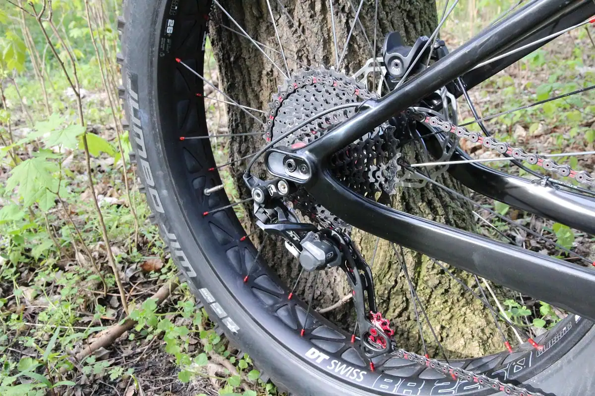 Pinioanele și schimbătorul spate ale unei biciclete de munte, văzute de aproape