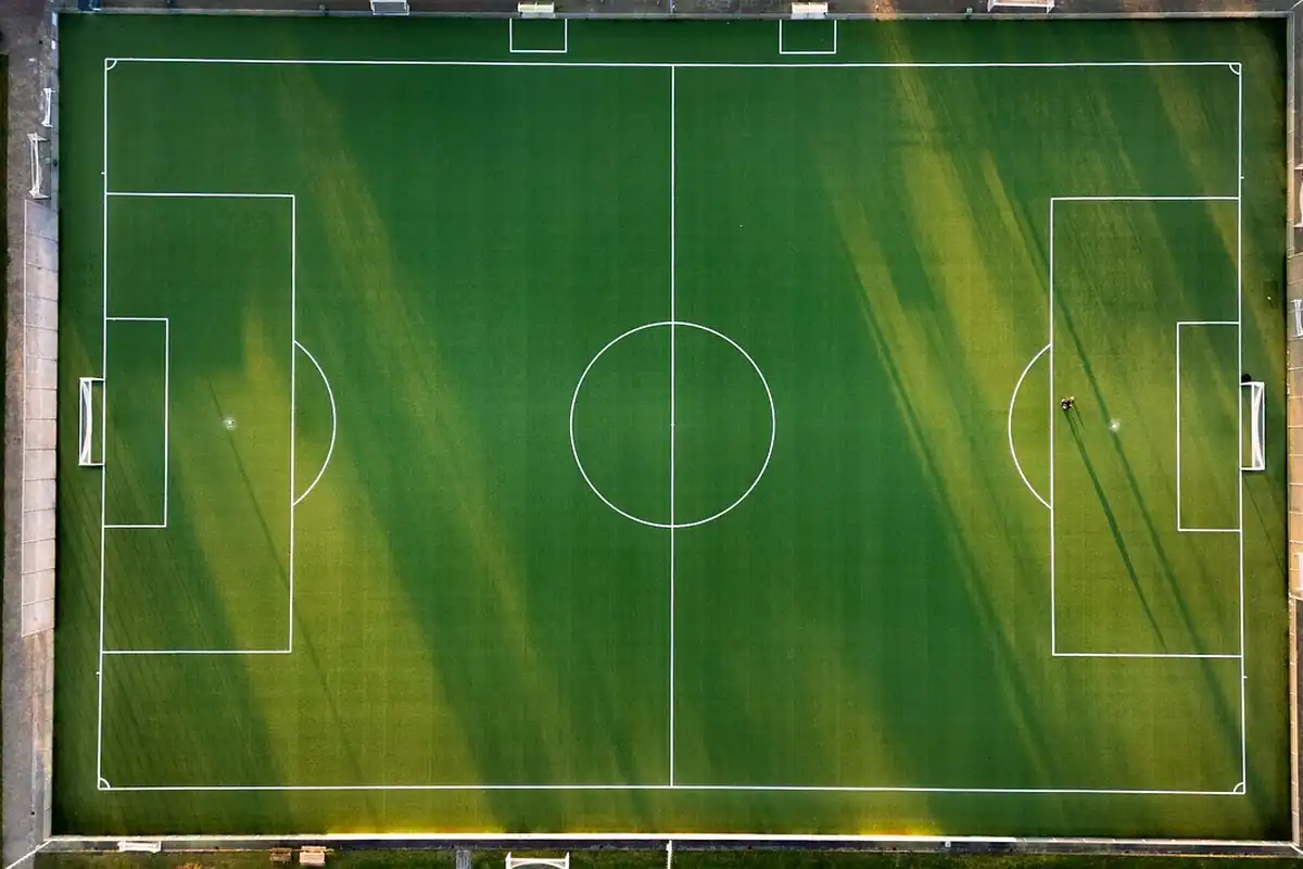 Teren de fotbal gol văzut de sus, cu liniile marcate, pentru sisteme de joc precum 4-4-2