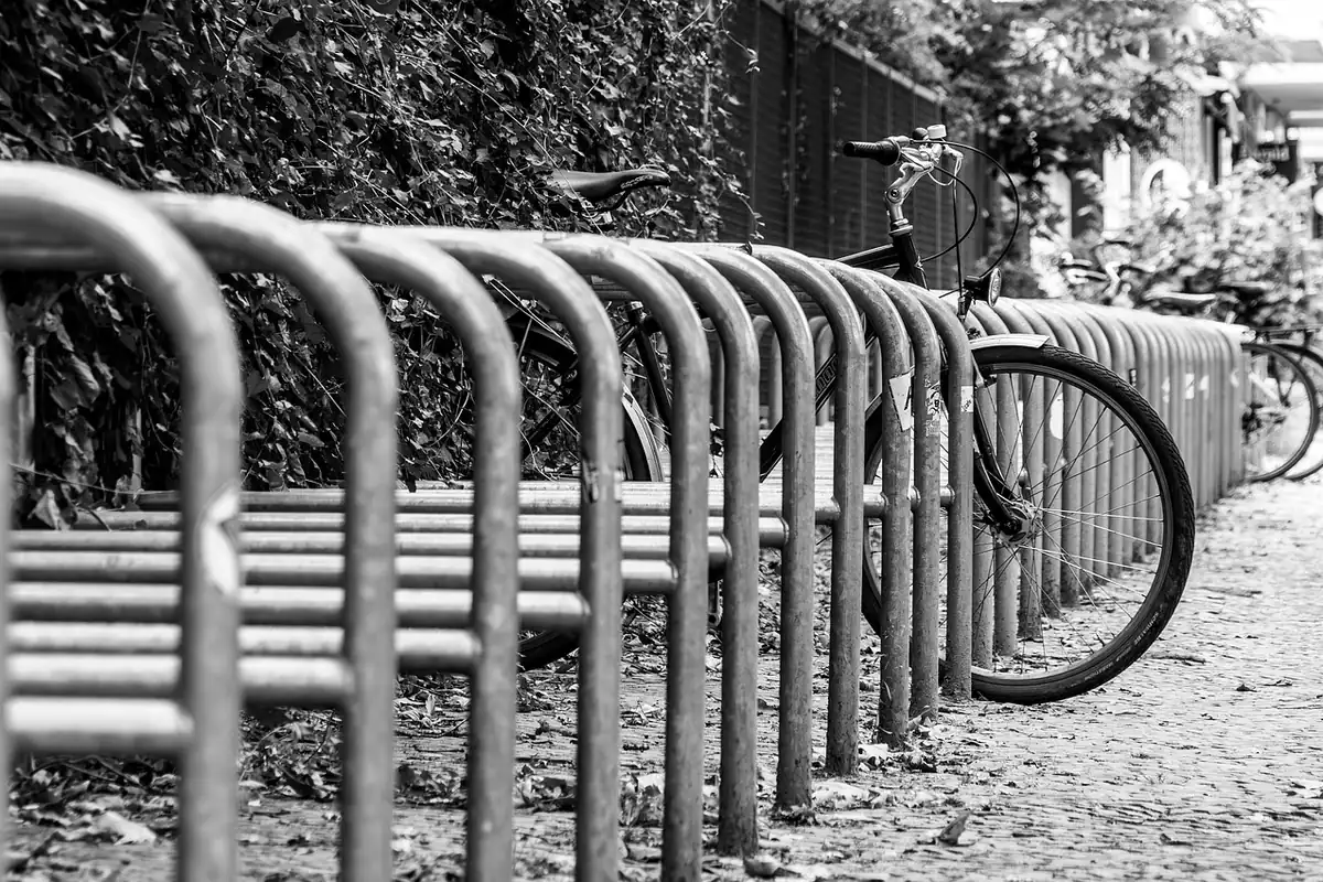 Rastele pentru biciclete în zona de tranziție, în fotografie alb-negru